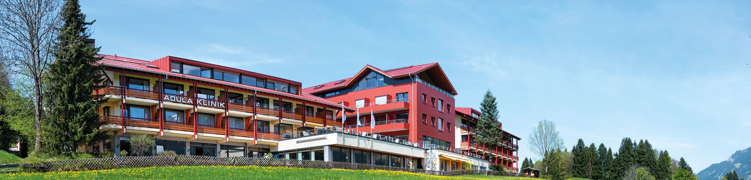 Frau sucht nach Information